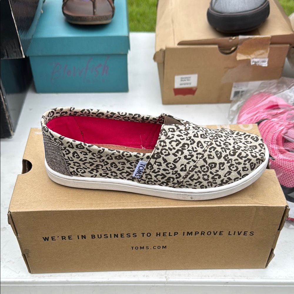 Toms Black and White Flats Comfortable Loafers